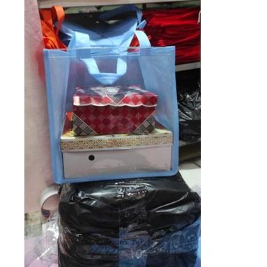 

Diskon Goodiebag kotak 20cm, Kotak Nasi,Hampers