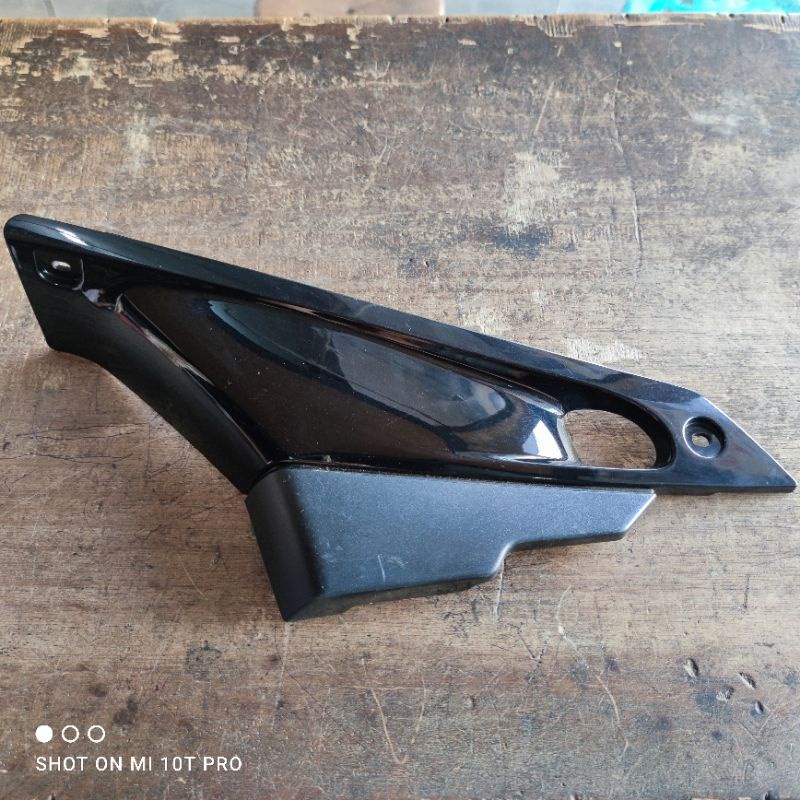 Toolbox Tutup Accu Yamaha Sigma Hitam Kanan Original Yamaha