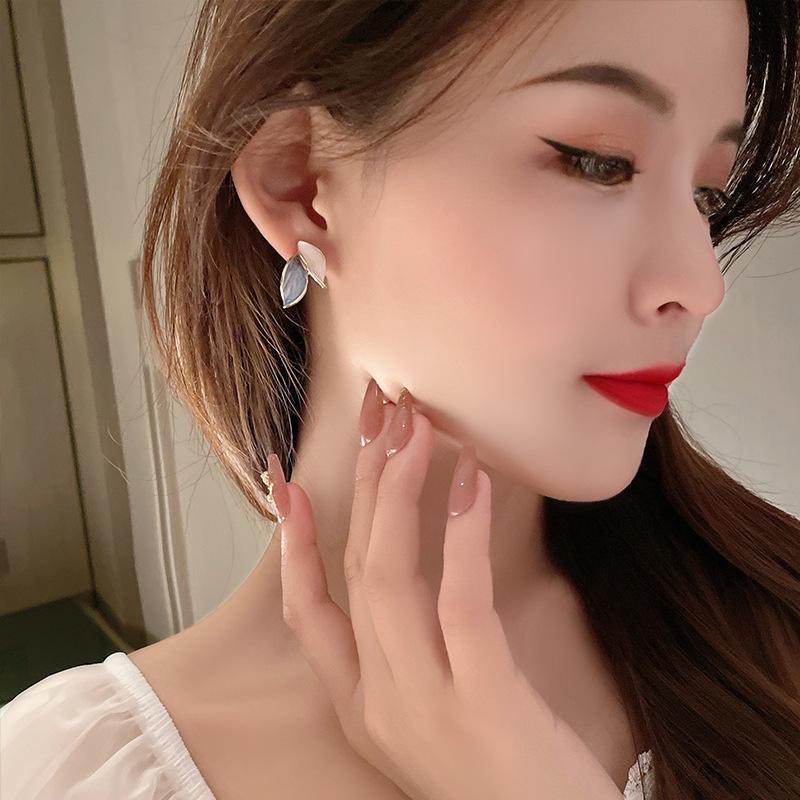 YEEZII Anting Tusuk Tetes Minyak Sederhana Untuk Wanita Daun Emas Earring Fashion Aksesoris Perhiasan