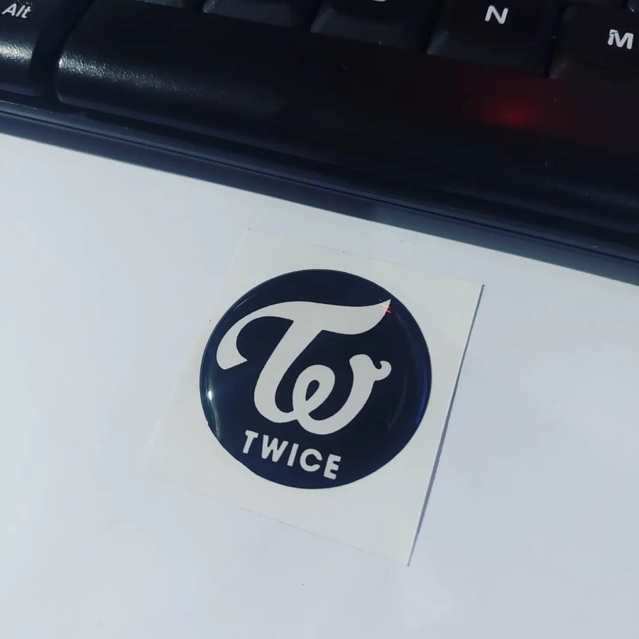 

Sticker Timbul Resin TWICE Logo Stiker Lentur 3D Kecil