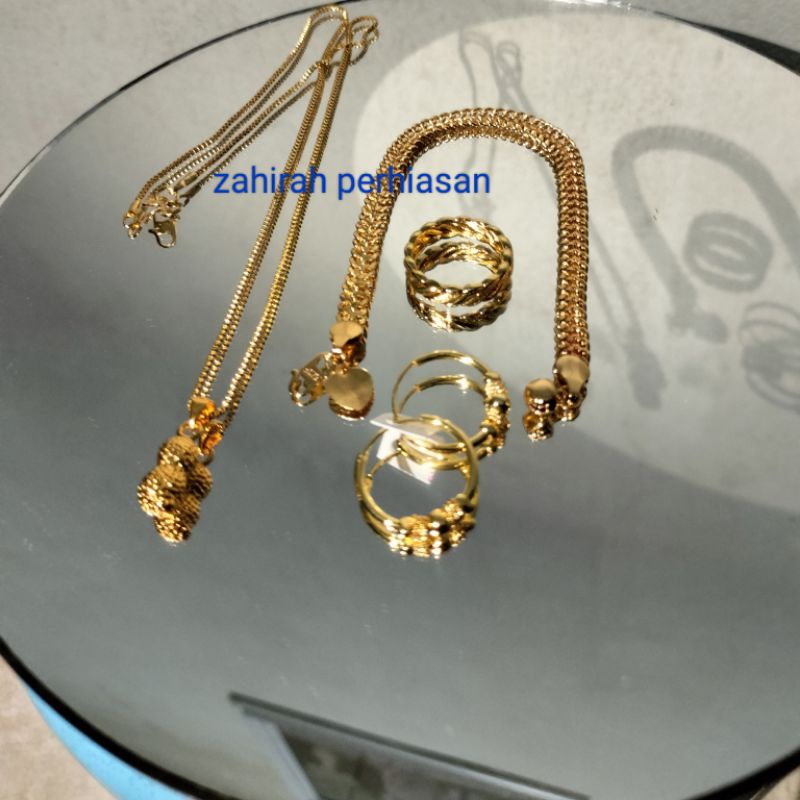 satu set perhiasan wanita motif emas kalung Milano liontin kacang+tikar titanium 888