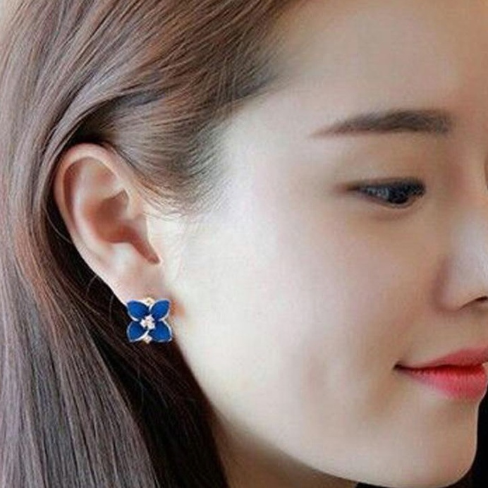 【Bayar di tempat】Four Petal Flower Earrings Diamond Inlay Minyak Menetes Halus Halus Perhiasan