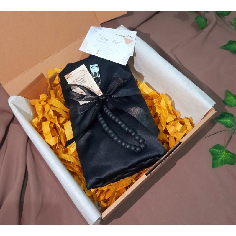 

Hampers cowok edisi black color murah