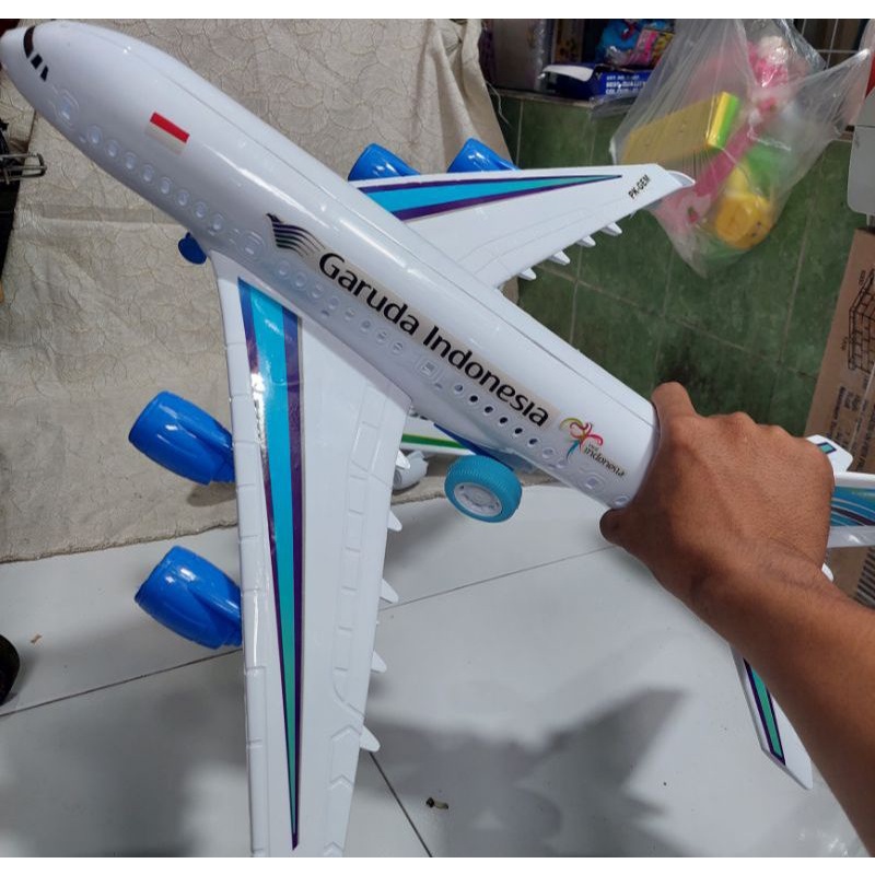 mainan pesawat Garuda indonesia