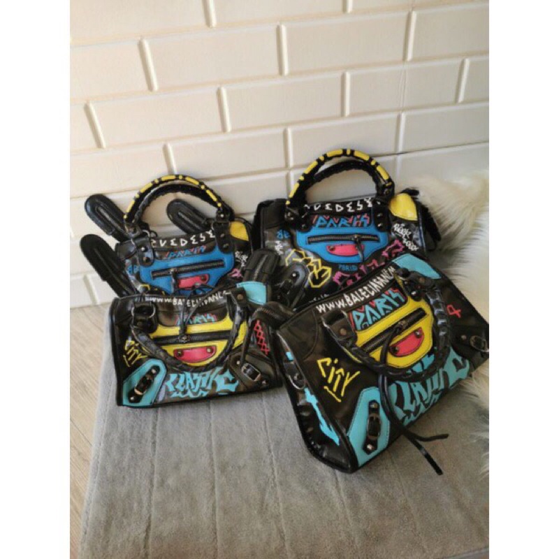 Tas Selempang Wanita Premium Motif Grafiti by apasajaadaid