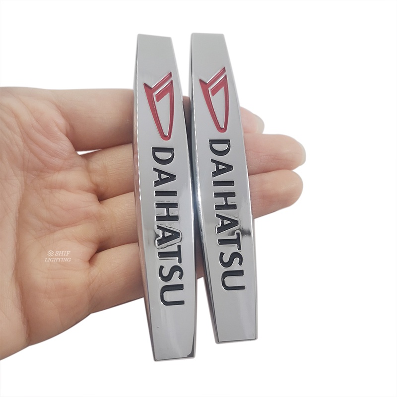 2x Metal DAIHATSU Logo Mobil Auto Side Fender Rear Decorative Emblem Badge Decal Stiker Untuk DAIHATSU