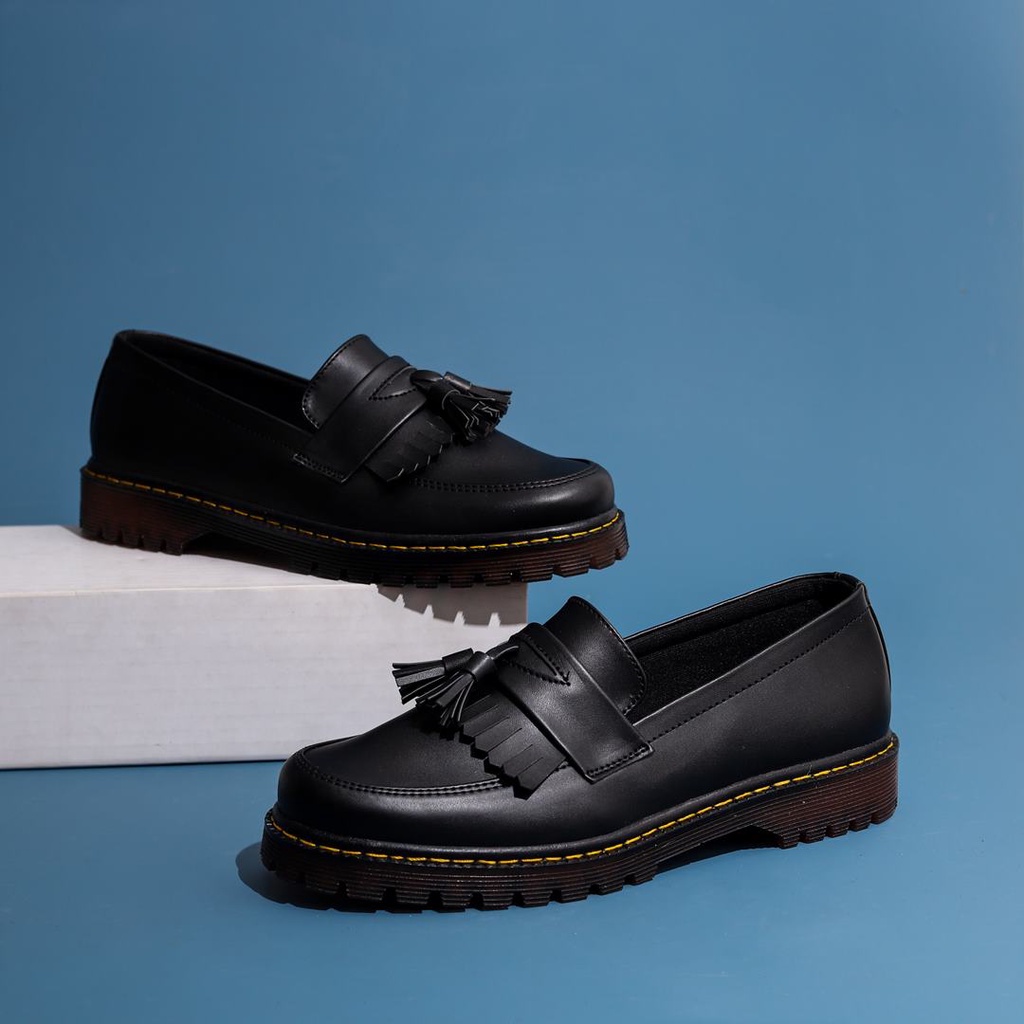 LUIZ BLACK ORIGINAL x LVNATICA Sepatu Loafers Hitam Pria Slip On Formal Casual Kerja Kantor Slop Resmi Kantoran Pesta Wedding Kondangan Nikah Selop Jalan Santai Hangout Kuliah Modern Penny Loafer Semi Kulit Premium Footwear Keren Terbaru Kekinian Branded