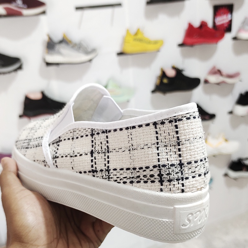 Sepatu Sneakers Wanita Slipon Motif Simple - A-6