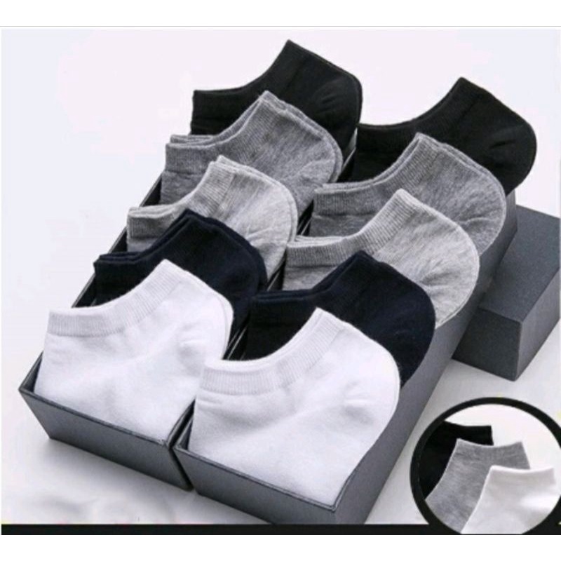 Kaos kaki polos di bawah mata kaki