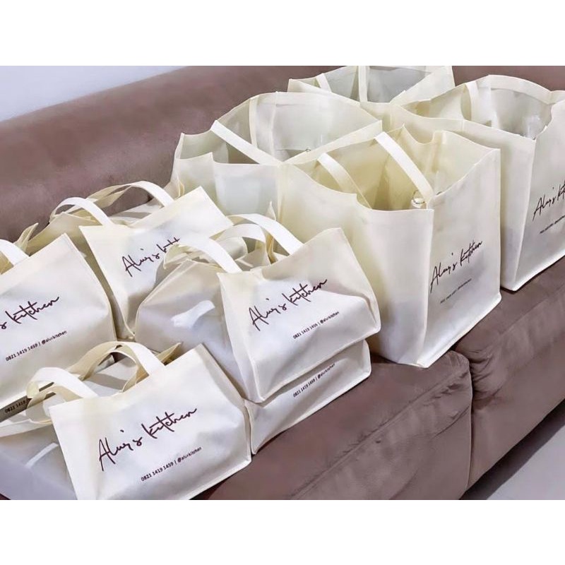 

tas souvenir promosi toko/tas hampers custom sablon nama muat DUS 26x26 cm