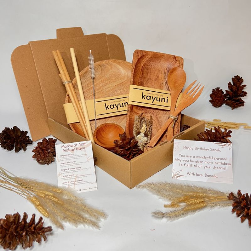 

AQUARIUS Hampers Single Set / Parcel Lebaran / Kado Natal Tahun Baru / Hampers natal / Kado Ulang Tahun / Gift Box / Kado Wisuda / Hadiah Natal Tukar Kado / Souvenir / Hampers Sincia Hampers CNY / Dekorasi Foto / KAYUNI