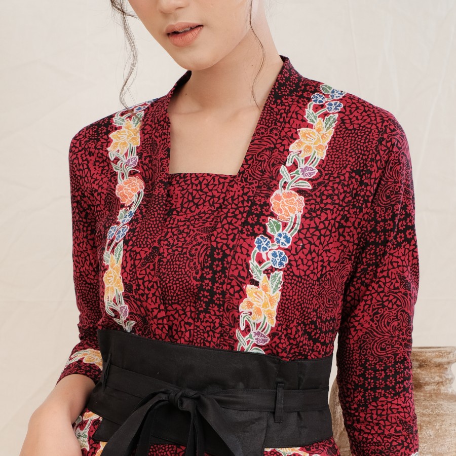 Kebaya Encim Batik Tanahan Lengan 7/8 Meradelima Merah Hitam