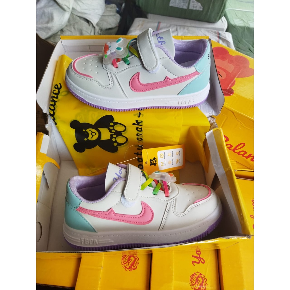SEPATU ANAK SNEAKERS HIASAN BONEKA MODEL TERBARU YOUTH BALANCE C5186-1 (26-37) FREE BOX SEPATU