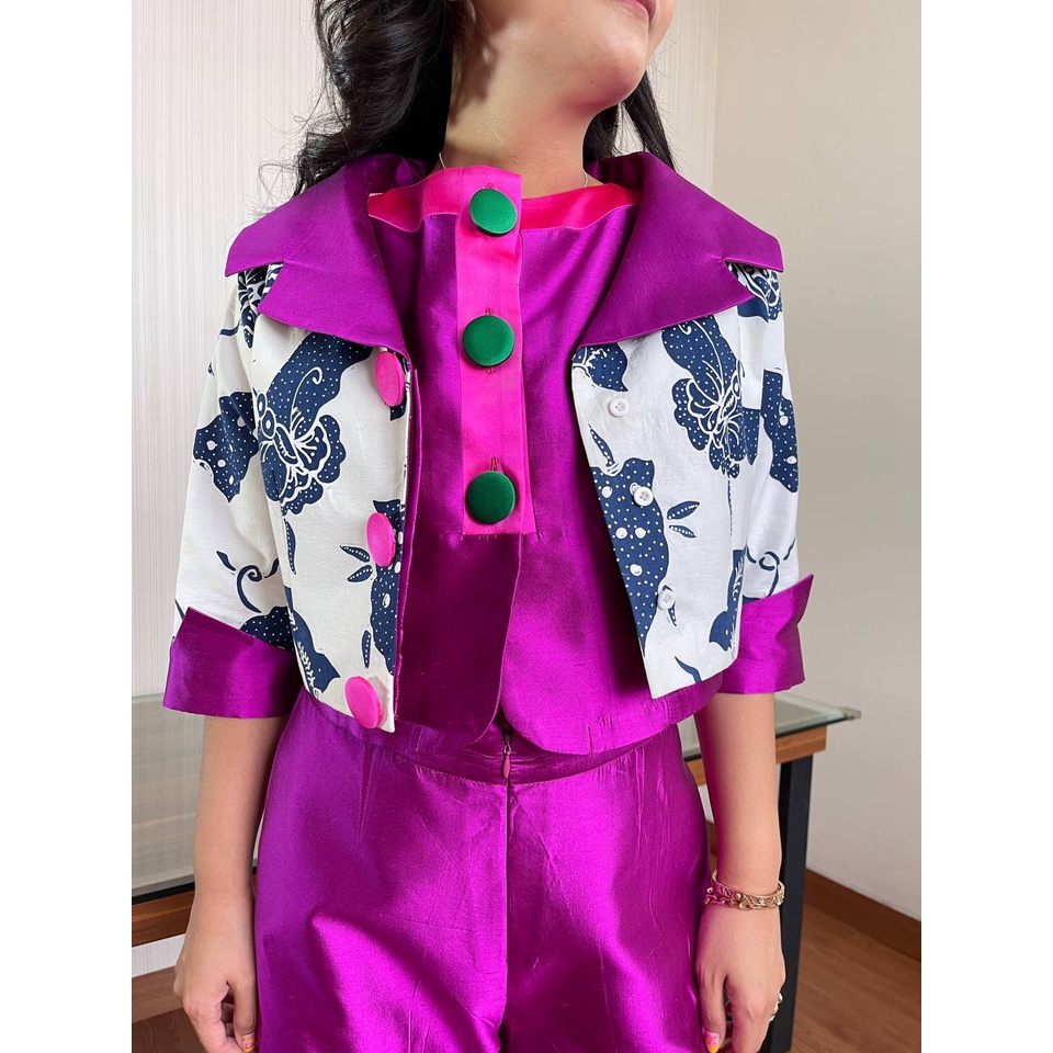 Egni. Batik. Crop blazer top. Indigo. Atasan batik. Baju batik. Kemeja batik. Blazer.