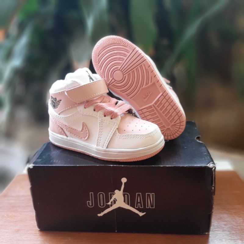 Sepatu Sneakers Anak Perempuan Terbaru