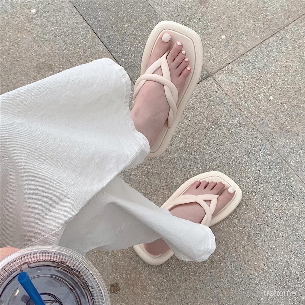 Busana kasual baru ins pasang sandal jepit anti-slip siswa musim panas wanita di luar memakai sandal