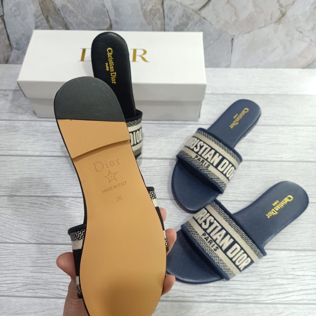 Flat Sandal wanita Dwell