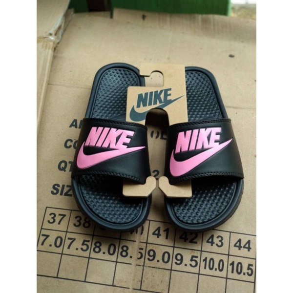 Sandal Wanita Nike Benassi Swoosh Doodle Putih, Sandal Nike Flip-flop benassi, Sandal Slide Wanita