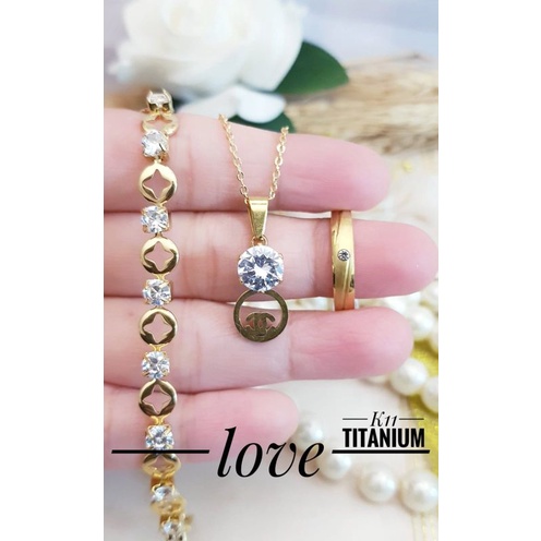Titanium satu set kalung dan gelang