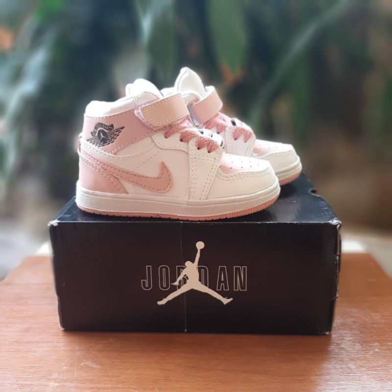 Sepatu Sneakers Anak Perempuan Terbaru