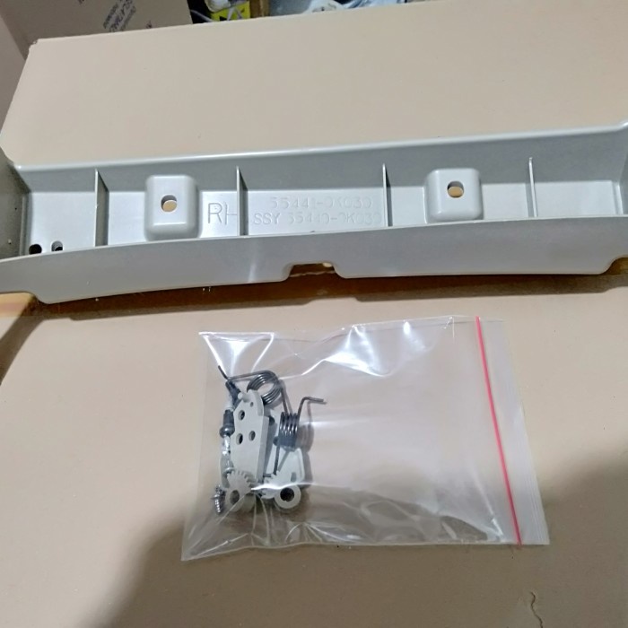 breket tutup laci innova 2004/2005