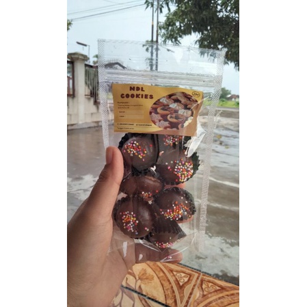 

kue lebaran choco springkle ,kue kering 80 gram full coklat