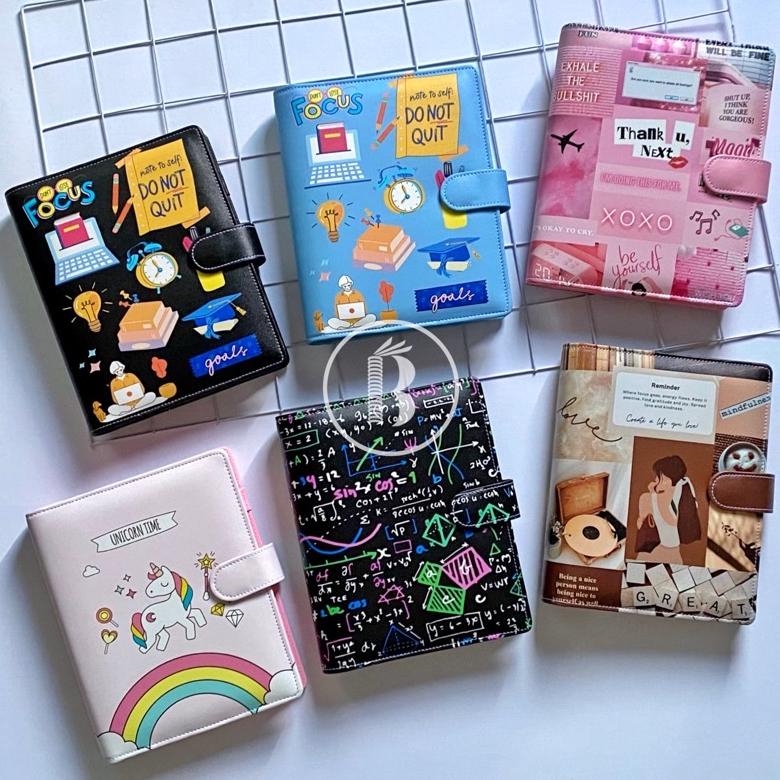 

BINDERMU READY BINDER NEW 04 PRINTING MOTIF AESTHETIC QUOTES UNICORN KARTUN KPOP DORAEMON STITCH BAHAN KULIT ANTI AIR 20RING A5 26RING B5 6RING A6 TERLARISS...,,,,,