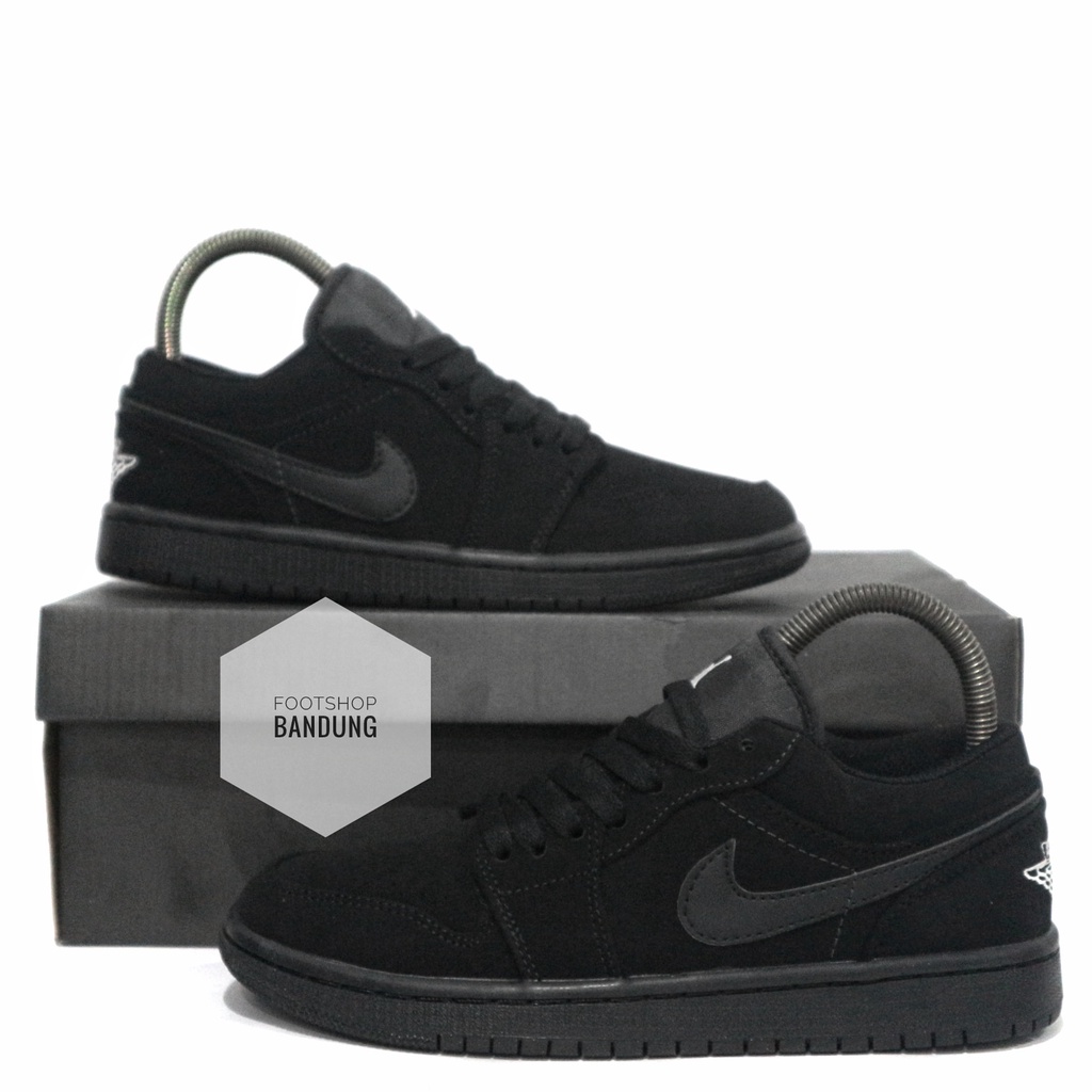 Sepatu Sneakers Kasual Pria Nike air Jordan 1 Low Full Black Ukuran 38 - 44 BNIB Free Kaos Kaki