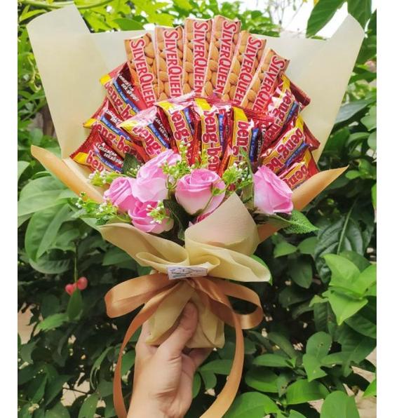 

Terbaru 3.3 (S) Buket Silverqueen plus bengbeng bunga cantik MEWAH ELEGAN SPESIAL/paket/bingkisan Snack Ulang Tahun/Ultah/ Wisuda/Kado/Hadiah