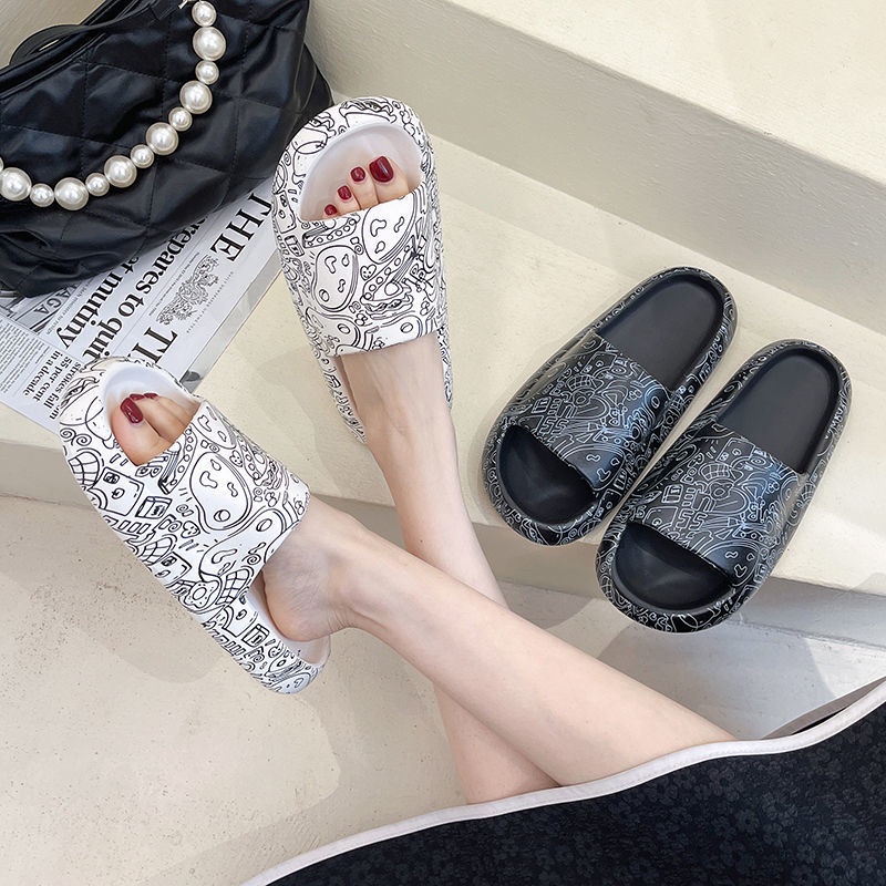 Sandal Jelly Pria Wanita Slip On Anti Licin Sendal Karet Motif Grafiti Beruang Empuk