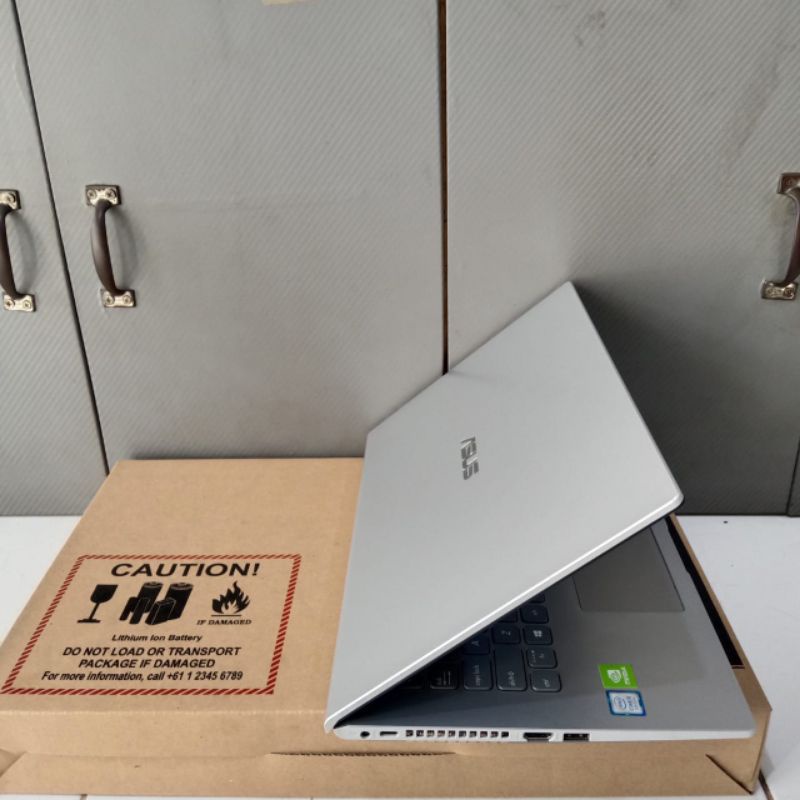 Laptop Asus Vivobook A409FJ Cor i5-8250U Ram 4Gb/Ram 8/SSD 256Gb Nvdia MX230 2GB FHD IPS 1920X1080 Editing desain, mulus