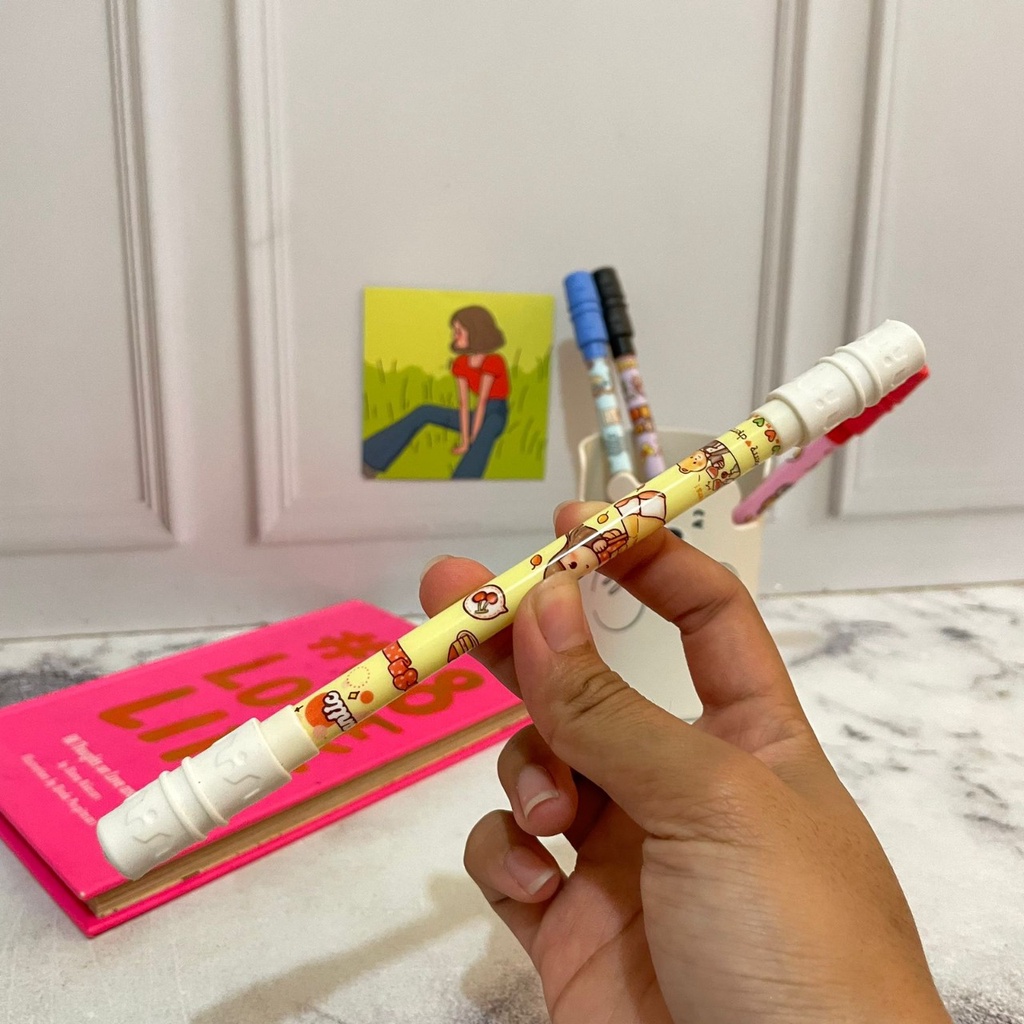 PULPEN PUTAR MAGNET TONGKAT MOTIF LITTLE GIRL READY 4 WARNA CUTE MURAH PEN PUTAR GAMBAR CEWEK TINTA HITAM UNIK LUCU STATIONARY FANCY SPECIAL EDITION BEST QUALITY