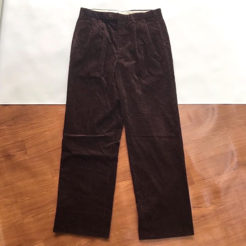 Ready longpants corduroy burberry  Warna : coklat gelap Type : regulerfit Size : 31 Lingkar pinggang