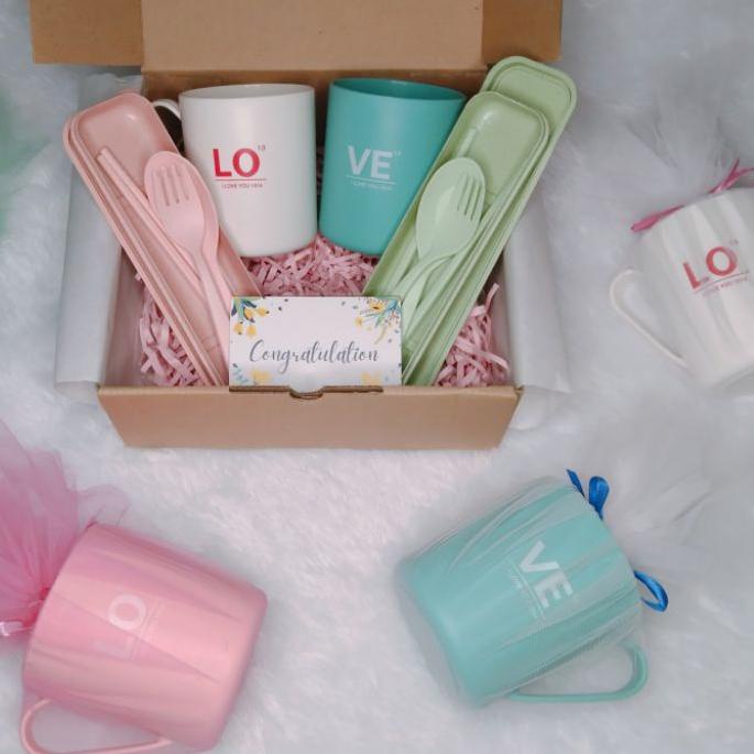 

Terbaru dan terlaris Hampers Gelas Mug Couple | Kado Pernikahan | Birthday Giftbox dll