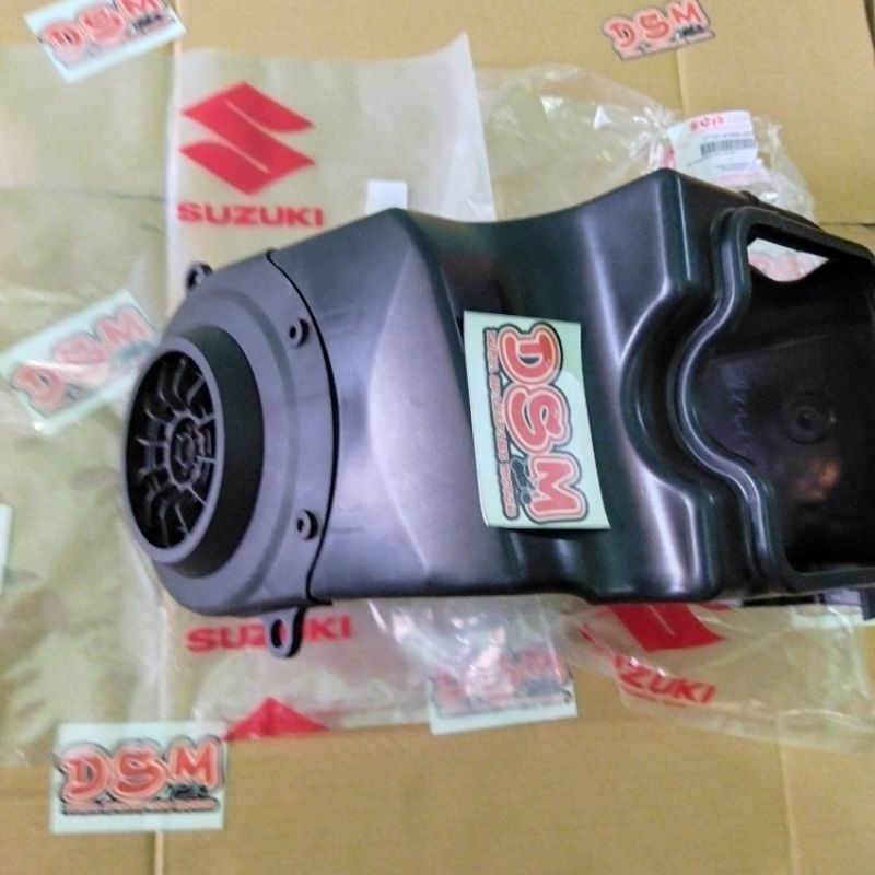 TUTUP MESIN KANAN SUZUKI SPIN SKYWAVE ORIGINAL / TUTUP KIPAS MESIN SKYWAVE SPIN ORIGINAL SUZUKI