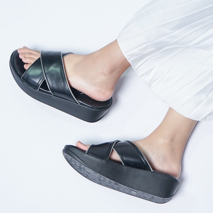 SARASARA YUK - Sandal Wanita Wedges SARA SARA NIKKI Sendal Cewek Platform Wegdes Hak Tinggi 4cm Model Silang 2 Size 35 36 37 38 39 40 Pergi Jalan Santai Rumah Slop Warna BLACK Hitam Selop Premium Kekinian Terbaru Shoes ORI Mall Official Store