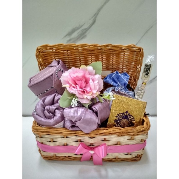 

Hampers pernikahan islami/hampers wedding/kado wedding/hampers pengajian/hampers lebaran custom
