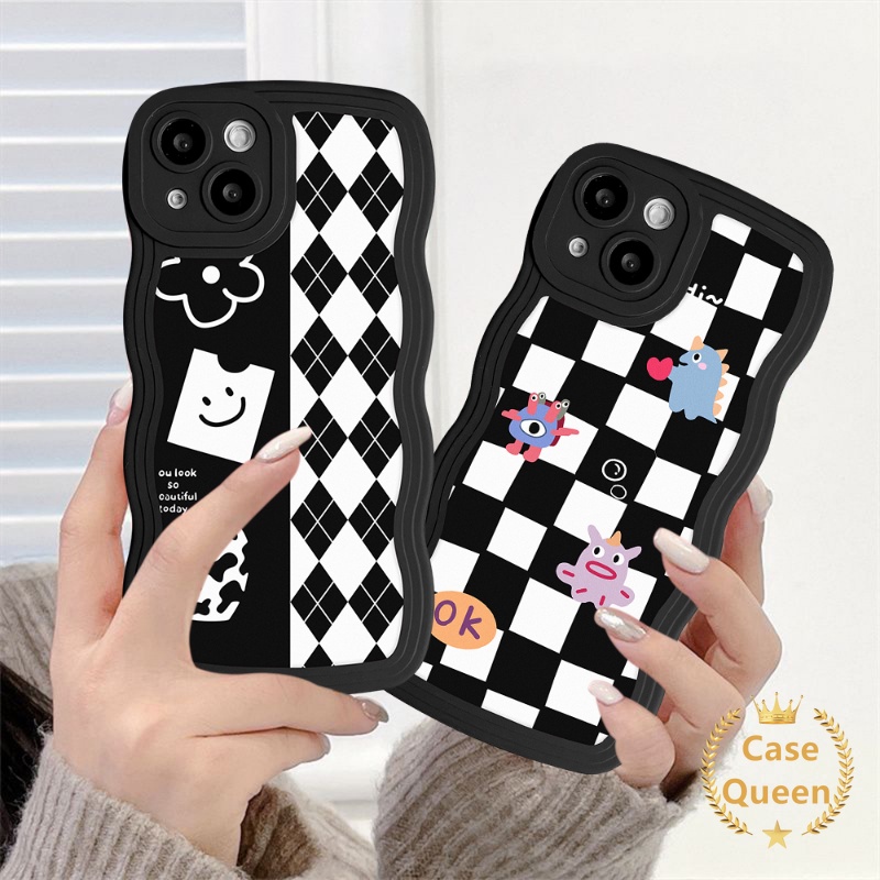 IPHONE Casing Monster Kecil Kartun Yang Indah Kompatibel Untuk Iphone6 6s 7 8 Plus XR 14Plus 12 11 14 13 Pro Max X XS Max SE 2020papan Catur Diamond Grid Wavy Edge Soft TPU Cover