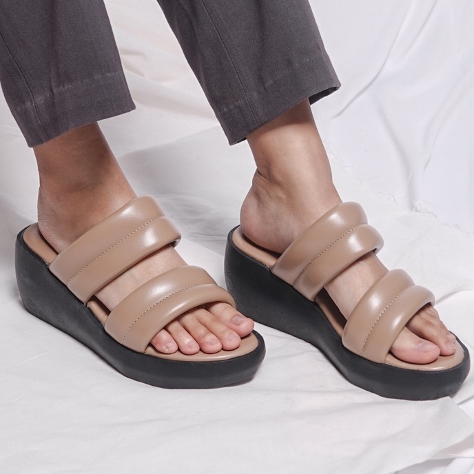 SARASARA YUK - GAIA Sandal Wanita Wedges Tinggi 5cm Size 36 - 40 Casual Sendal Cewek Platform 37 38 39 untuk Jalan Pergi Santai Slop Warna Black Hitam Putih White Selop Premium Original Sara Sara Kekinian Terbaru Shoes ORI Mall Official Store