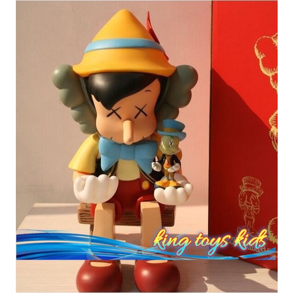 TERLARIS / Figure KAWS Pinokio Mand Kaws Pinocchio & Jiminy Cricket Sitting Stand - SITTING