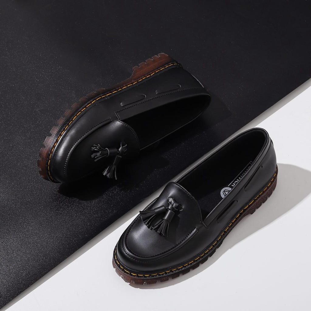 LEON BLACK ORIGINAL x LVNATICA Sepatu Loafers Hitam Pria Slip On Formal Casual Kerja Kantor Slop Resmi Kantoran Pesta Wedding Kondangan Nikah Selop Jalan Santai Hangout Kuliah Modern Penny Loafer Semi Kulit Premium Footwear Keren Terbaru Kekinian Branded