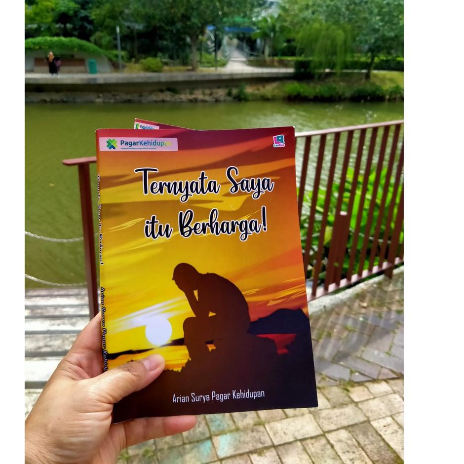 ((A-3-O ㊚> Buku Novel TERNYATA, SAYA ITU BERHARGA Bonus gantungan kunci - Arian Surya Pagar Kehidupa