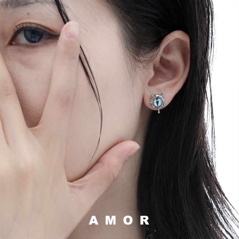 Cat eye earings stud Y2K Desain Minoritas