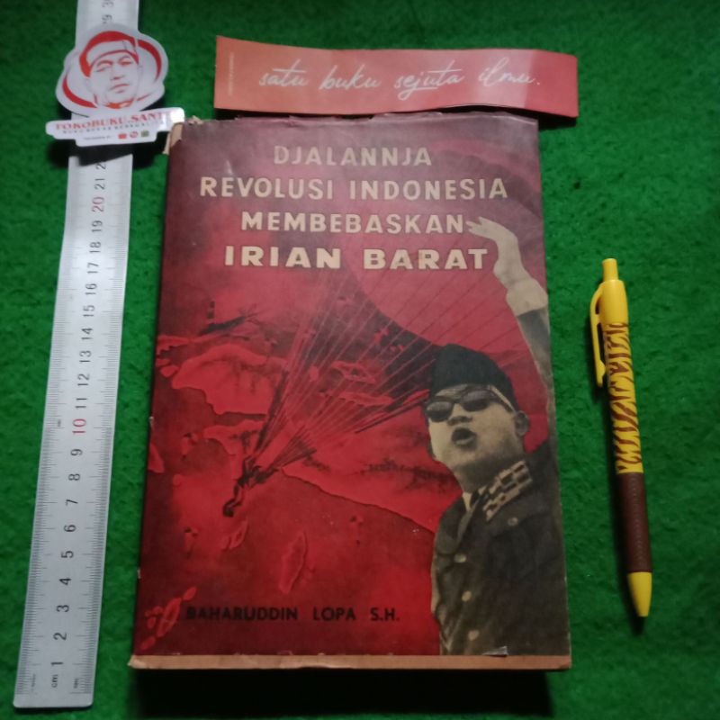 Buku Lawas Langka : Djalannya Revolusi Indonesia membebaskan Irian Barat by Baharuddin Lopa SH.