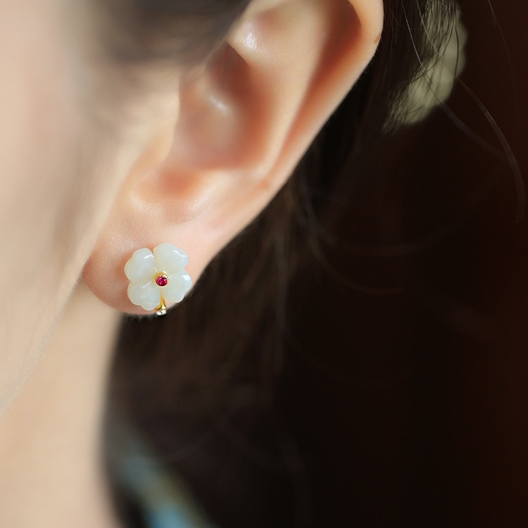 Lucky Four-Leaf Clover Stud Earrings Gadis Hetian Anting Giok Desain Retro Anting Giok Eardrops