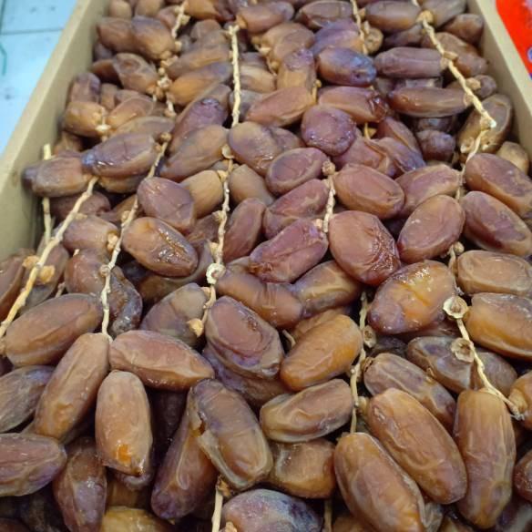 

[KODE PRODUK 6GBWH9847] KURMA TUNISIA TANGKAI 1KG KEMASAN PLASTIK TEBAL
