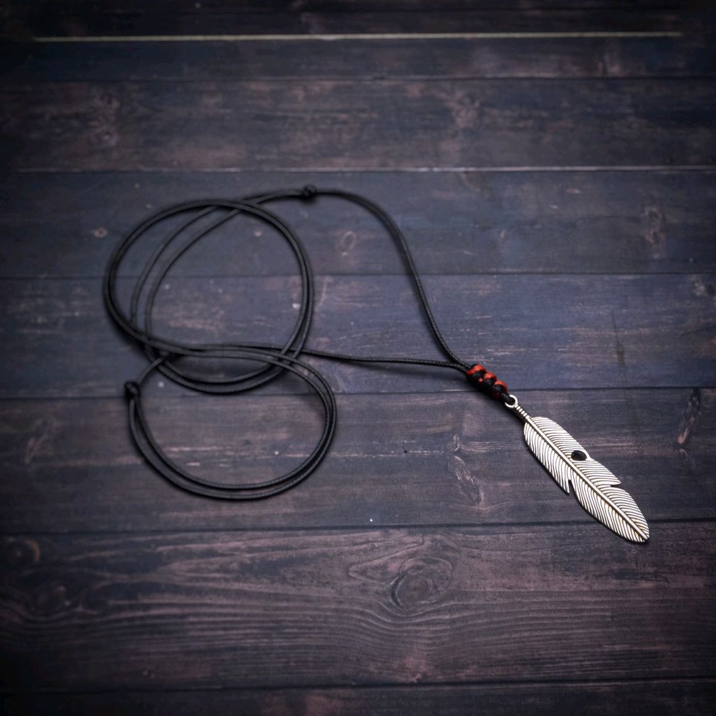Kalung Etnik Pria Tali Black Red Feather Keren