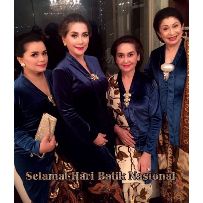 Kebaya Bludru Beludru Model Kartini