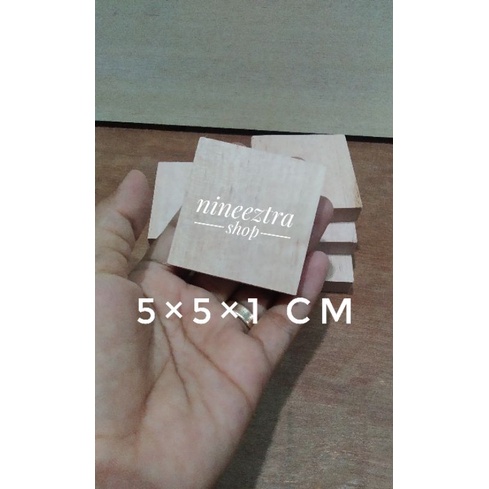 balok kayu mahoni 5×5×1 cm bahan kerajinan