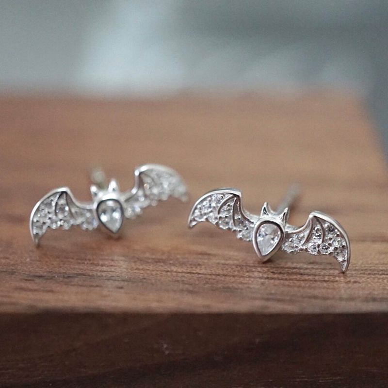 Fancyqube Anting Tusuk Bentuk Kelelawar Kepribadian Warna Silver Anting Tindik Telinga Untuk Wanita Hadiah Lucu